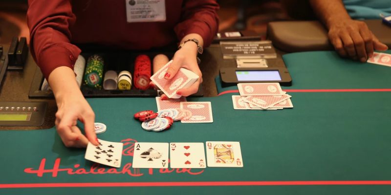 Tìm hiểu về quy luật rút bài cửa banker trong cách chơi baccarat 